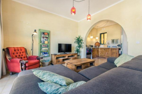 'Feel@Home' Xlendi Retro Designer Apt 30sec from beach